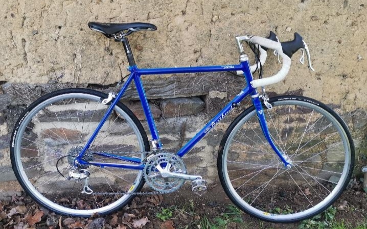 Vélo : Eric et Rustine répare sur le marché de Saint-Quay